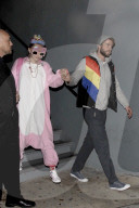 PEOPLE - Durch die rosa Brille: Miley Cyrus hat sich pink verkleidet für Liams Hemsworth 27. Geburtstag