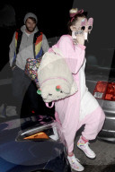 PEOPLE - Durch die rosa Brille: Miley Cyrus hat sich pink verkleidet für Liams Hemsworth 27. Geburtstag