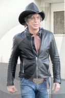 PEOPLE - Mickey Rourke rockt mit Lederjacke