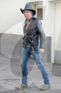 PEOPLE - Mickey Rourke rockt mit Lederjacke