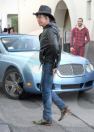PEOPLE - Mickey Rourke rockt mit Lederjacke