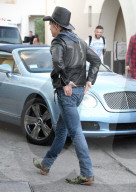 PEOPLE - Mickey Rourke rockt mit Lederjacke