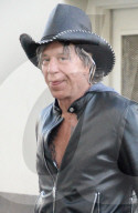 PEOPLE - Mickey Rourke rockt mit Lederjacke