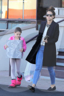 PEOPLE - Katie Holmes und Suri Cruise ganz happy nach Shopping Tour