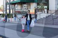 PEOPLE - Katie Holmes und Suri Cruise ganz happy nach Shopping Tour
