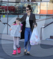 PEOPLE - Katie Holmes und Suri Cruise ganz happy nach Shopping Tour