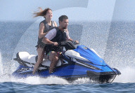 EXKLUSIV - Billie Lourd und Taylor Lautner sausen mit dem Jet Ski über die Wellen in Cabo