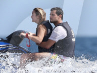 EXKLUSIV - Billie Lourd und Taylor Lautner sausen mit dem Jet Ski über die Wellen in Cabo