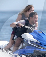 EXKLUSIV - Billie Lourd und Taylor Lautner sausen mit dem Jet Ski über die Wellen in Cabo