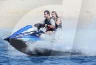 EXKLUSIV - Billie Lourd und Taylor Lautner sausen mit dem Jet Ski über die Wellen in Cabo