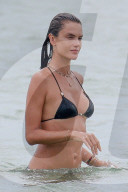 PEOPLE - Alessandra Ambrosio rückt ihren Bikini zurecht