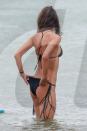 PEOPLE - Alessandra Ambrosio rückt ihren Bikini zurecht