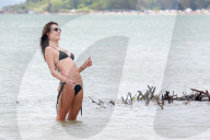PEOPLE - Alessandra Ambrosio rückt ihren Bikini zurecht