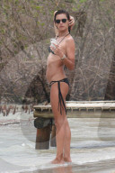 PEOPLE - Alessandra Ambrosio rückt ihren Bikini zurecht