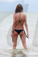 PEOPLE - Alessandra Ambrosio rückt ihren Bikini zurecht