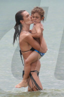 PEOPLE - Alessandra Ambrosio rückt ihren Bikini zurecht