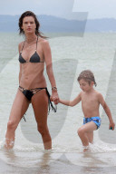 PEOPLE - Alessandra Ambrosio rückt ihren Bikini zurecht