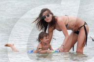 PEOPLE - Alessandra Ambrosio rückt ihren Bikini zurecht