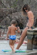 PEOPLE - Alessandra Ambrosio rückt ihren Bikini zurecht