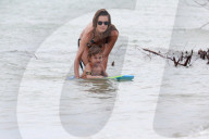 PEOPLE - Alessandra Ambrosio rückt ihren Bikini zurecht