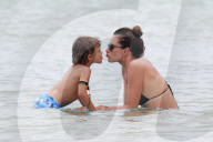 PEOPLE - Alessandra Ambrosio rückt ihren Bikini zurecht