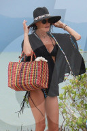 PEOPLE - Alessandra Ambrosio rückt ihren Bikini zurecht