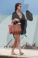 PEOPLE - Alessandra Ambrosio rückt ihren Bikini zurecht
