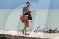 PEOPLE - Alessandra Ambrosio rückt ihren Bikini zurecht
