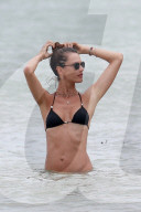 PEOPLE - Alessandra Ambrosio rückt ihren Bikini zurecht