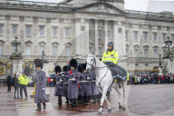 NEWS - London: Wache-Wechsel vor Buckingham Palast mit Polizeischutz