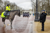NEWS - London: Wache-Wechsel vor Buckingham Palast mit Polizeischutz