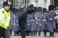 NEWS - London: Wache-Wechsel vor Buckingham Palast mit Polizeischutz