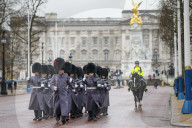 NEWS - London: Wache-Wechsel vor Buckingham Palast mit Polizeischutz