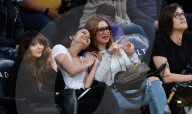 PEOPLE - Ashley Tisdale mit den Hudgens-Schwestern am Lakers Spiel