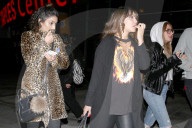 PEOPLE - Ashley Tisdale mit den Hudgens-Schwestern am Lakers Spiel