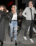 PEOPLE - Ashley Tisdale mit den Hudgens-Schwestern am Lakers Spiel
