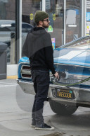 PEOPLE - Paul Aaron tankt seinen klassichen Ford auf