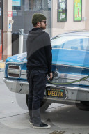 PEOPLE - Paul Aaron tankt seinen klassichen Ford auf