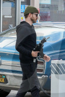 PEOPLE - Paul Aaron tankt seinen klassichen Ford auf