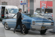 PEOPLE - Paul Aaron tankt seinen klassichen Ford auf