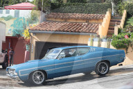 PEOPLE - Paul Aaron tankt seinen klassichen Ford auf