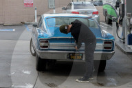 PEOPLE - Paul Aaron tankt seinen klassichen Ford auf