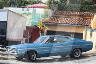 PEOPLE - Paul Aaron tankt seinen klassichen Ford auf