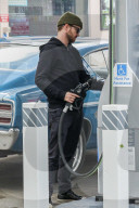 PEOPLE - Paul Aaron tankt seinen klassichen Ford auf