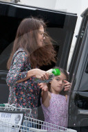 PEOPLE - Katie Holmes und Suri verstauen die Einkäufe im Auto