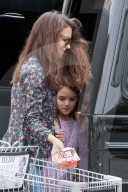 PEOPLE - Katie Holmes und Suri verstauen die Einkäufe im Auto