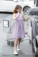 PEOPLE - Katie Holmes und Suri verstauen die Einkäufe im Auto