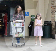 PEOPLE - Katie Holmes und Suri verstauen die Einkäufe im Auto