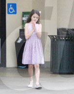 PEOPLE - Katie Holmes und Suri verstauen die Einkäufe im Auto