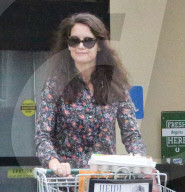 PEOPLE - Katie Holmes und Suri verstauen die Einkäufe im Auto